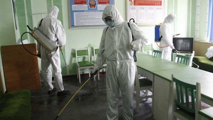 Un hospital es limpiado en Pyongyang en medio de la pandemia (AP/Jon Chol Jin)