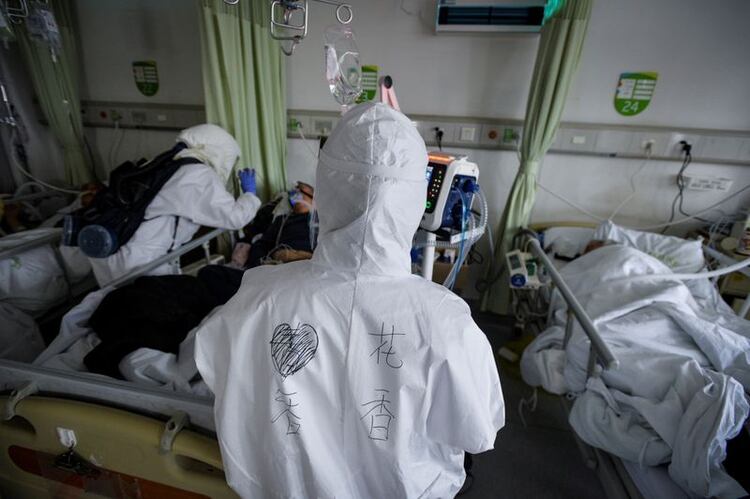 Personal sanitario con trajes protectores atienden a los nuevos pacientes con coronavirus dentro de una sala aislada en un hospital de Wuhan, provincia de Hubei, China, el 6 de febrero de 2020. China Daily via REUTERS