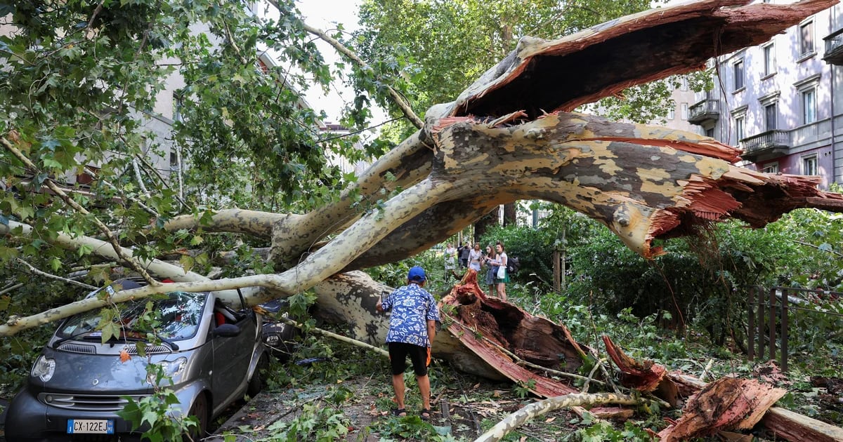 Due persone sono morte a Milano dopo che la tempesta ha colpito il nord Italia