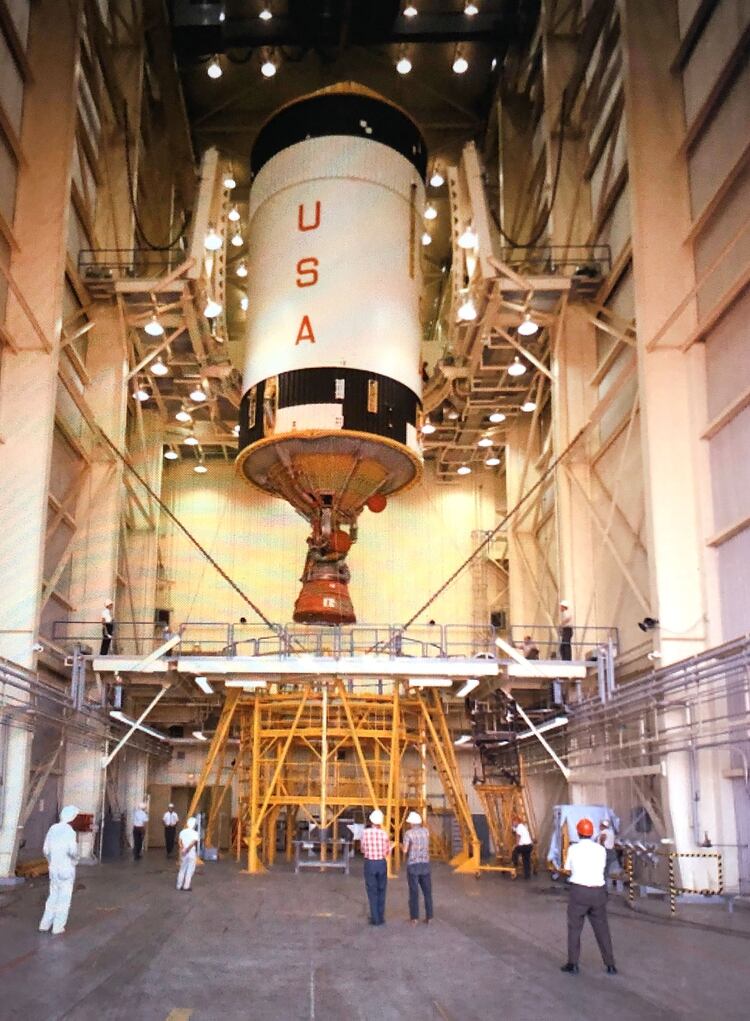 Una de las etapas del Saturno V mientras es ensamblada (NASA)
