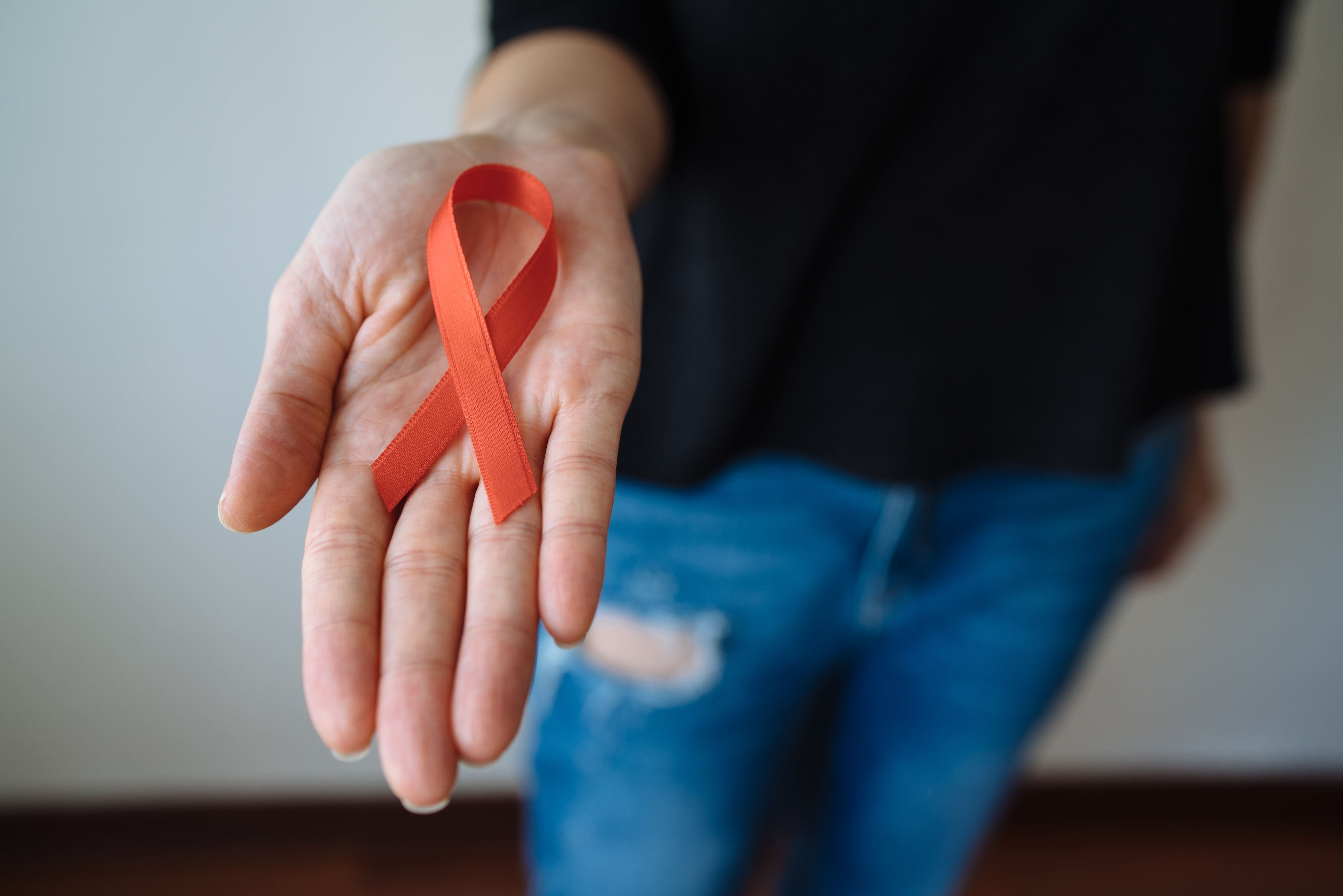 La transmisión del VIH no ocurre a través de besos, abrazos o compartir alimentos (Getty)