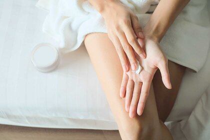 El uso recurrente del alcohol en gel va a lograr una deshidratación en la piel (Shutterstock)