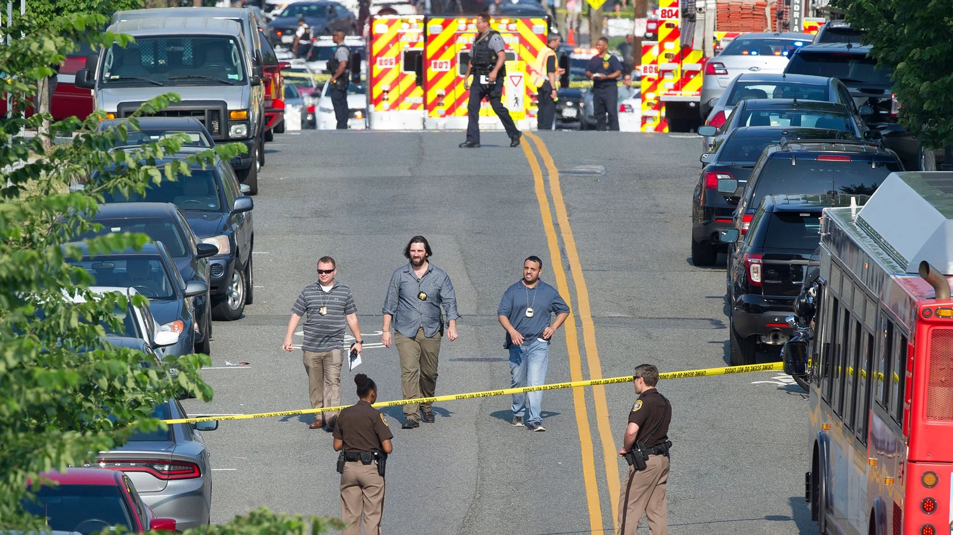 Escenas posteriores al tiroteo donde las autoridades acordonaron el área. (AP)