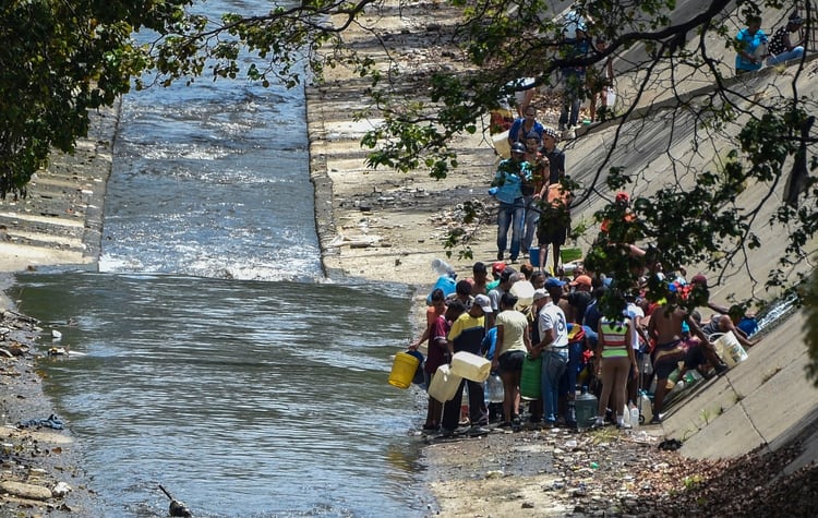 Algunas familias llegaron a un desagÃ¼e del rÃ­o Guaire en Caracas (AFP)