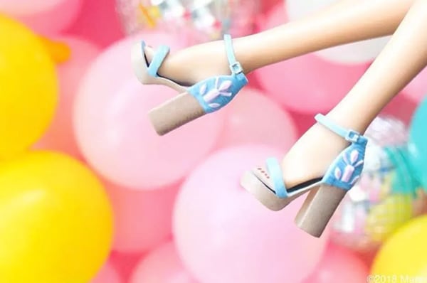 Los pies de barbie son arqueados para poder ponerle tacones ya que la muñeca no usa zapatos planos (Mattel)