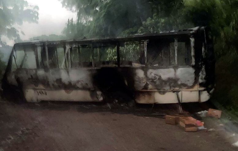 Un grupo delictivo usó un vehículo incendiado para impedir el paso de las autoridades (Foto: X@Eco1_LVM)