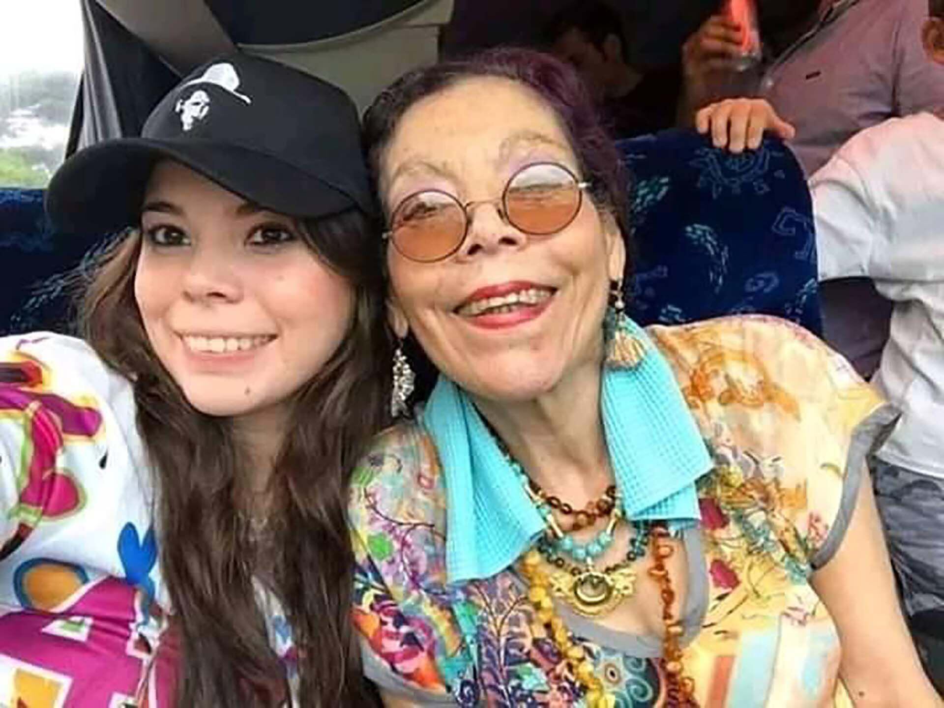 Camila Ortega dirige la organización de modas Nicaragua Diseña. En la foto con su madre, Rosario Murillo. 