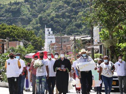 La ceremonia de la entrega de los cuerpos de cuatro víctimas se llevó a cabo en la Plaza Central de Dabeiba, Antioquia. Foto: cortesía JEP.
