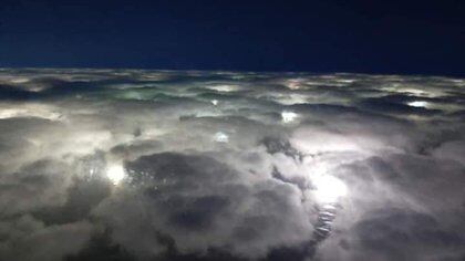 Las luces de la flota extranjera, traspasando el manto de nubes
