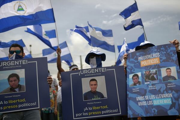 Los manifestantes se movilizan para pedir la libertad de los presos políticos (AFP PHOTO / MARVIN RECINOS)