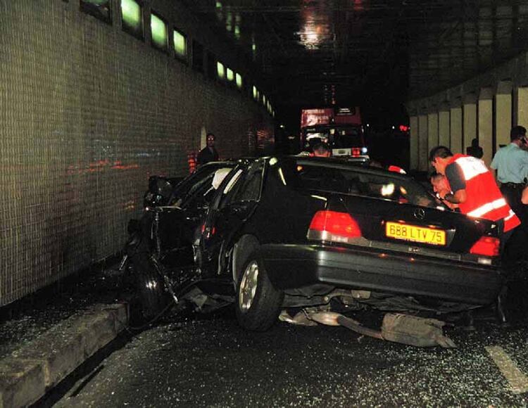 El Mercedes Benz se estrelló contra la columna 13 del Puente del Alma en parís. Dodi murió en el impacto. Diana, dos horas después en el Hospital Pitié-Salpêtrière