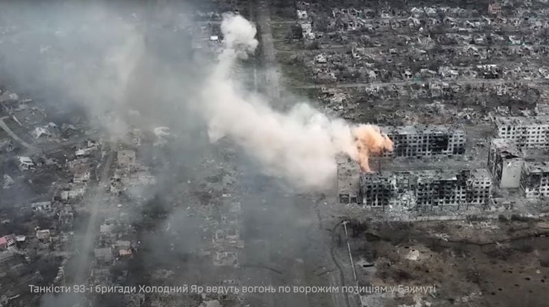 El humo se eleva en la ciudad de Bakhmut, en medio del ataque de Rusia contra Ucrania, en la región de Donetsk, Ucrania (captura de video. 93ª Brigada Mecanizada 'Kholodnyi Yar'/vía REUTERS)