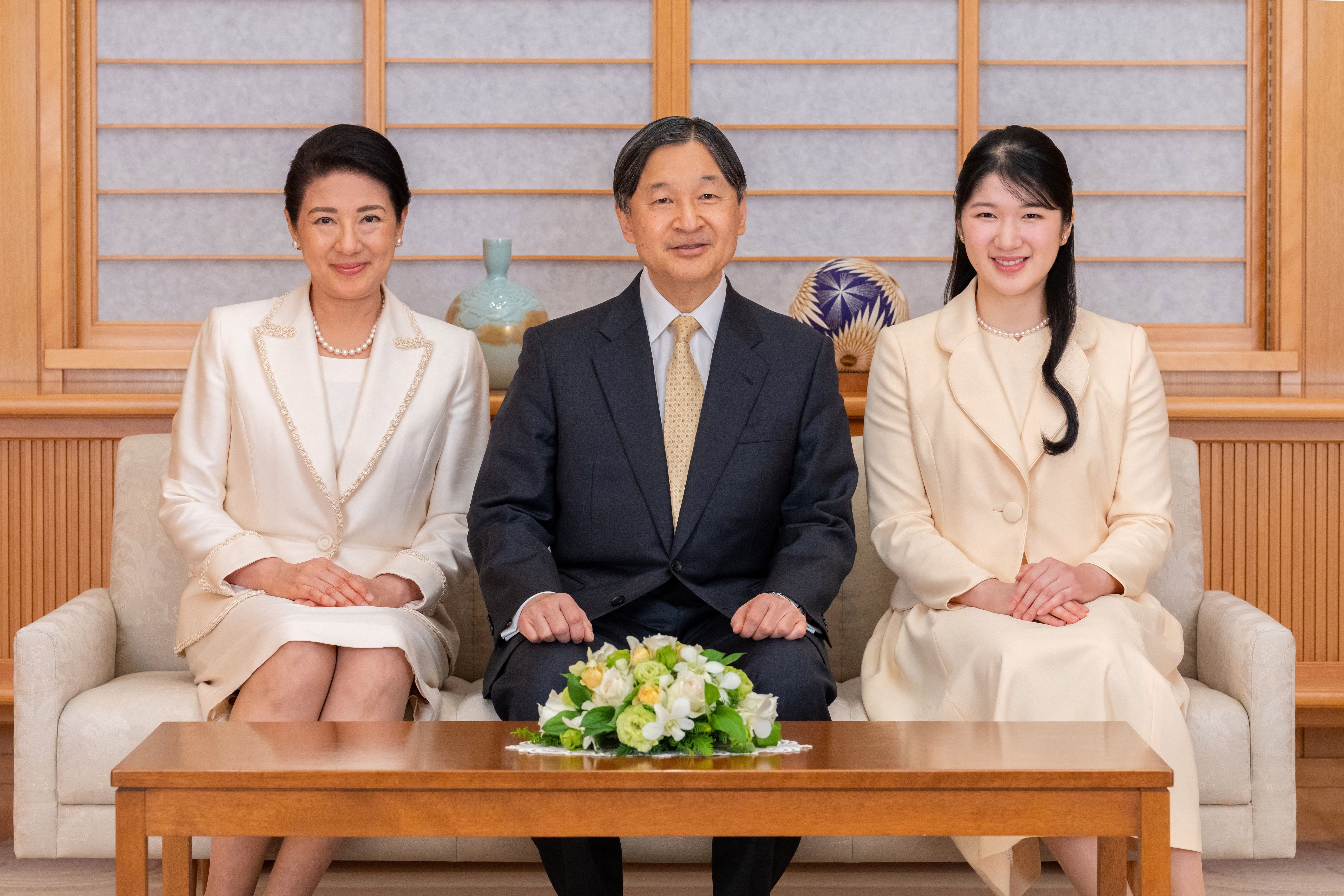 El emperador Naruhito de Japón, la emperatriz Masako y su hija, la princesa Aiko, posan durante una sesión de fotos familiar para el Año Nuevo en el Palacio Imperial de Tokio, Japón, el 23 de diciembre de 2022. Agencia de la Casa Imperial de Japón/Folleto vía REUTERS
