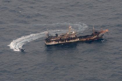 Un gran barco pesquero chino durante un sobrevuelo por parte de la Armada de Ecuador. Esa flota ilegal del régimen chino luego continuó hacia el sur del Pacífico con destino a Chile (EFE)