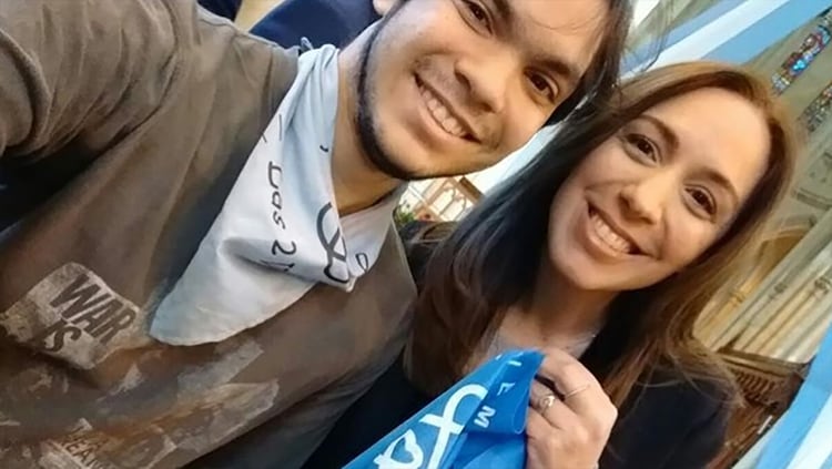 Vidal en julio, junto a un militante 