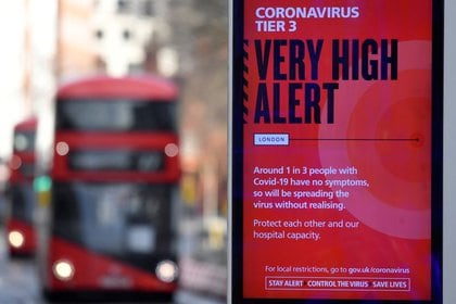 En Londres, Gran Bretaña, se ve un anuncio de información sanitaria del gobierno británico que destaca las nuevas restricciones en medio de la propagación de la enfermedad del coronavirus (COVID-19). 19 de diciembre de 2020. REUTERS/Toby Melville