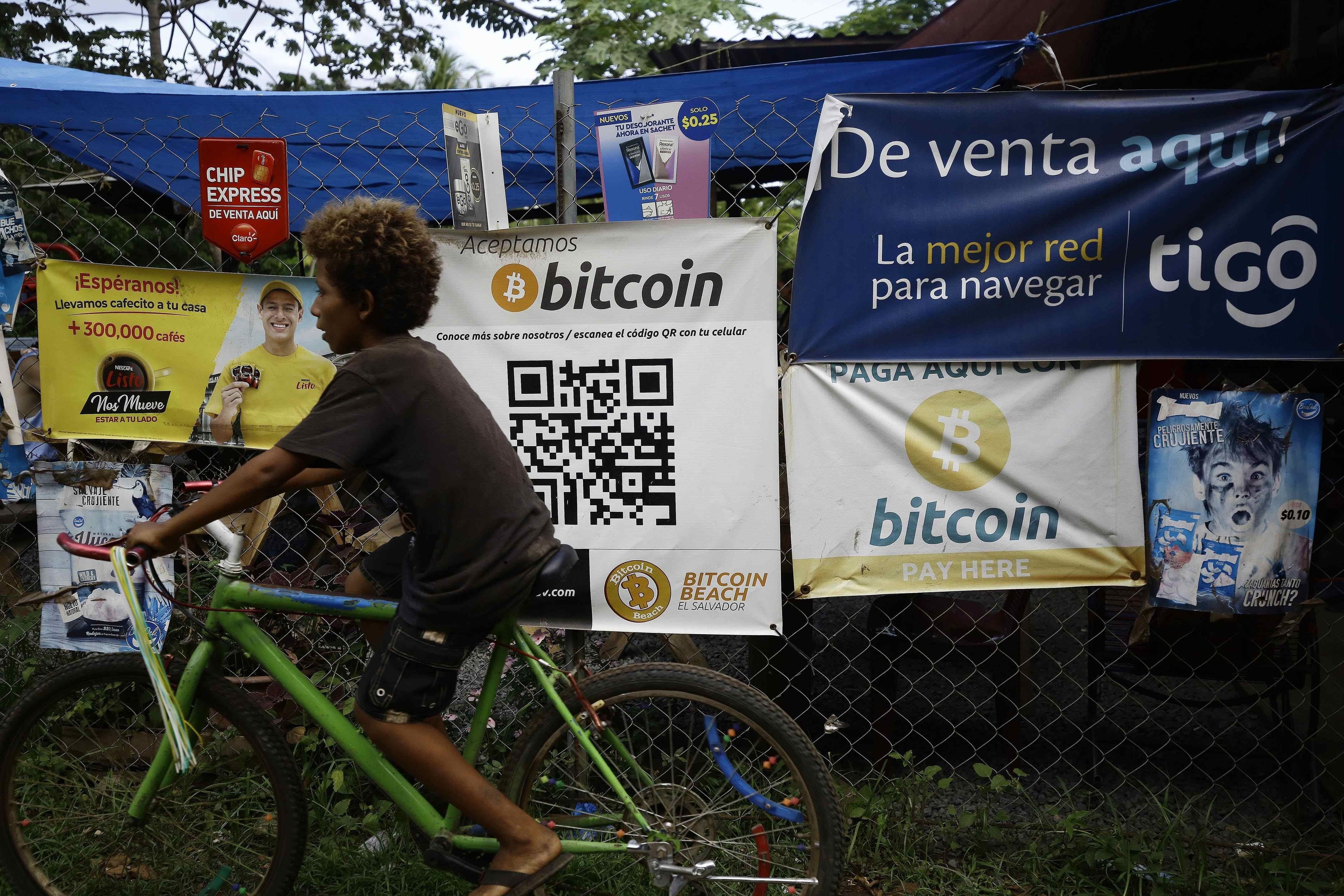 Fotografía de carteles que ofrecen bitcoin como forma de pago cerca a la playa El Zonte, el 10 de junio en Chiltiupan (El Salvador). EFE/ Miguel Lemus
