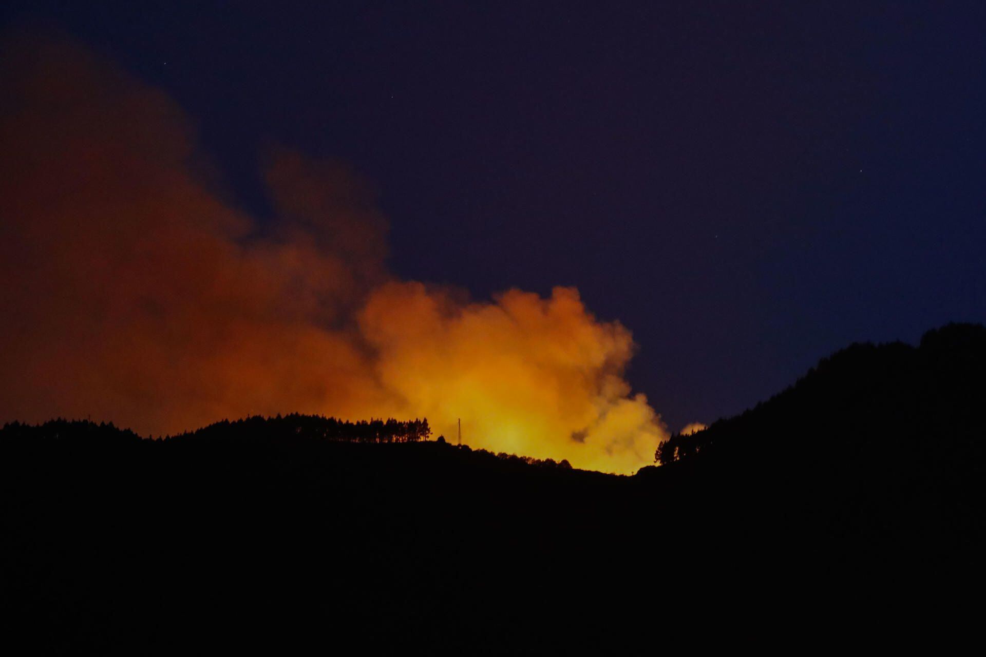 El incendio que se declaró este martes en la cumbre de Gran Canaria. EFE/ Elvira Urquijo A.