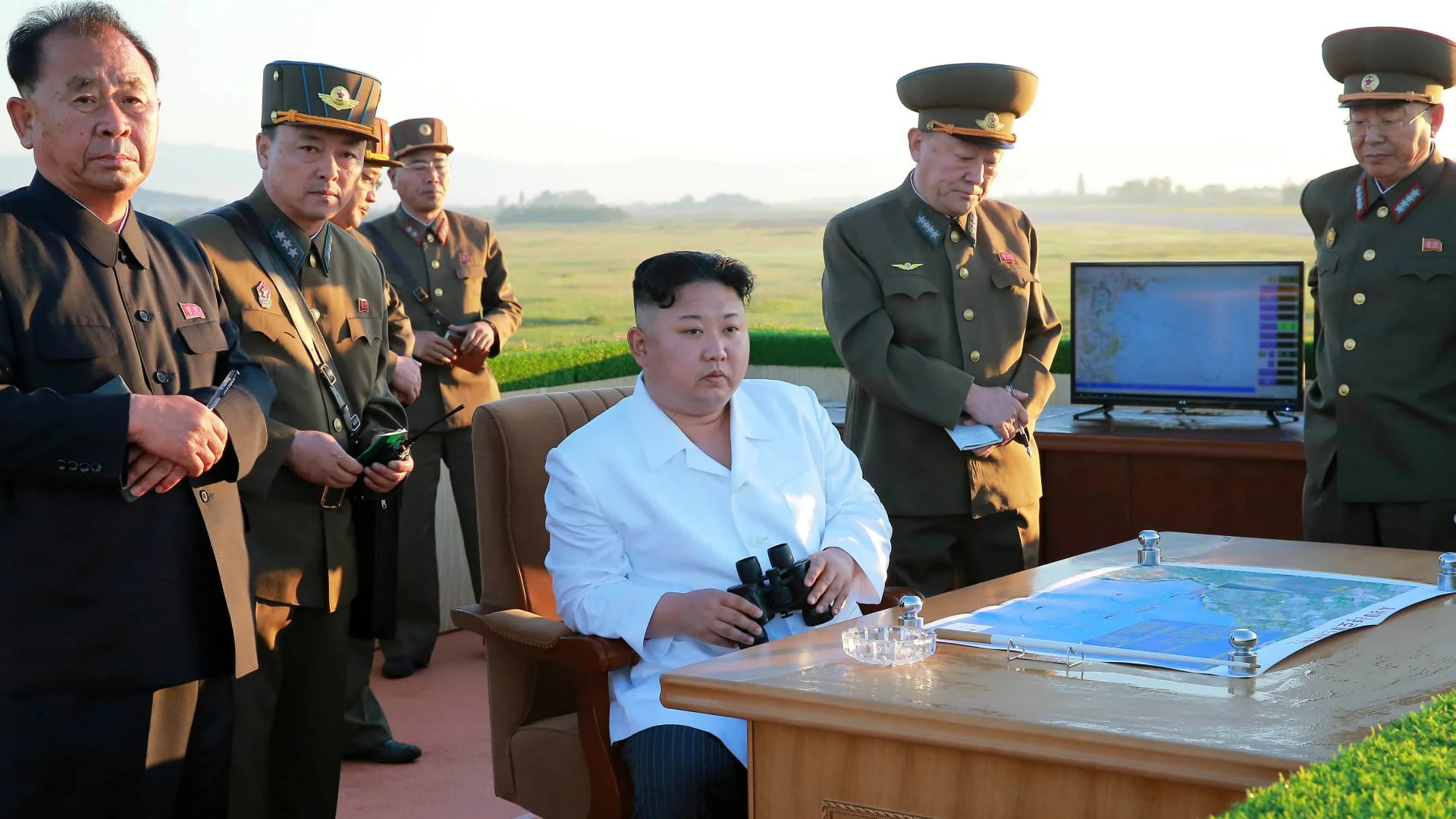 Kim Jong-un observa las pruebas del nuevo sistema anti-aéreo.