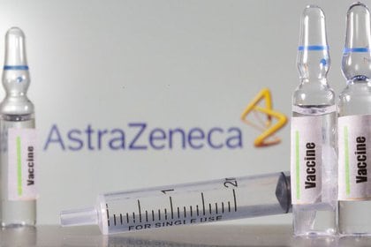 Imagen que ilustra dosis de la vacuna frente al logotipo de AstraZeneca, tomada el 9 de septiembre de 2020 (REUTERS / Dado Ruvic / Ilustración)