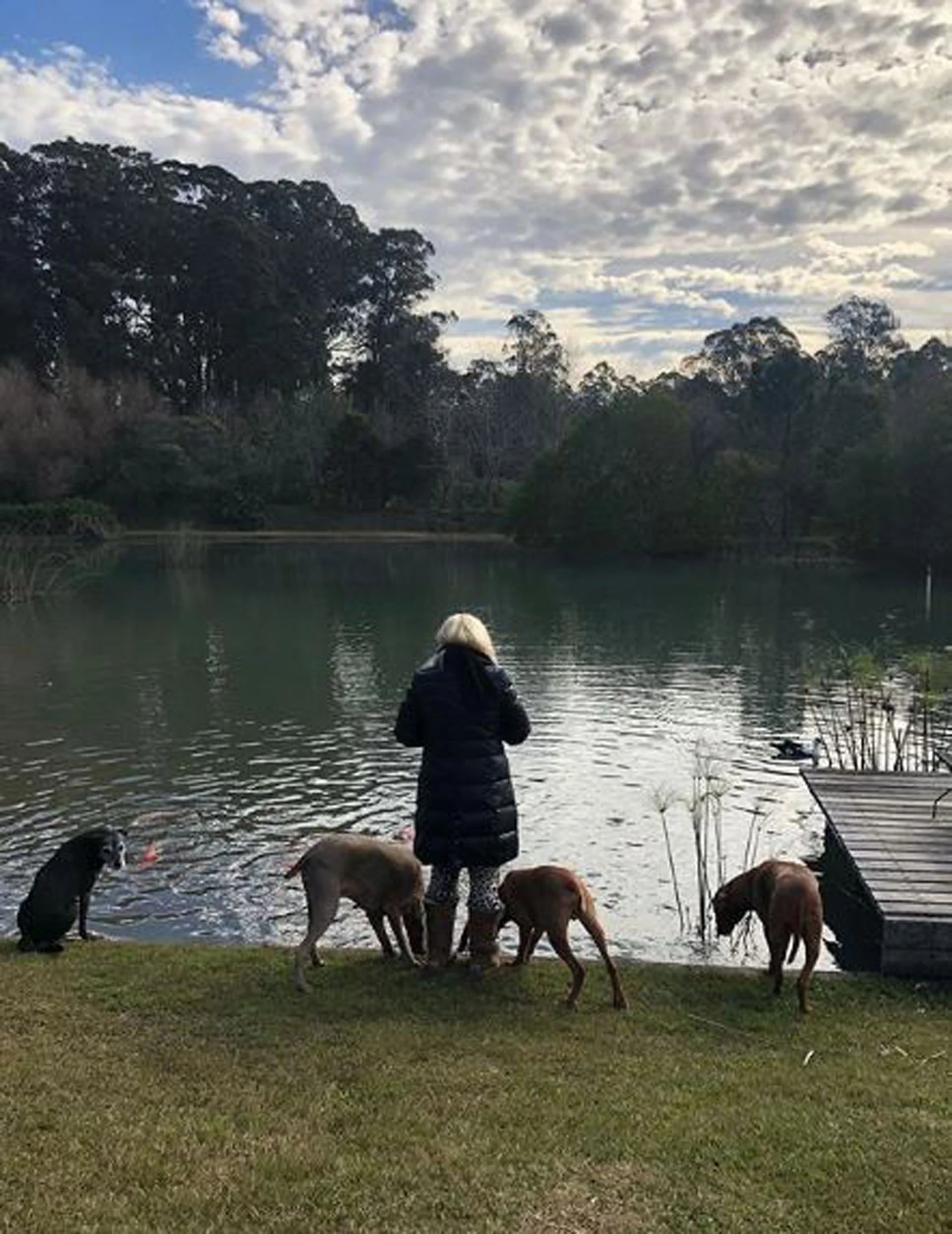 Susana y sus perros en la laguna
