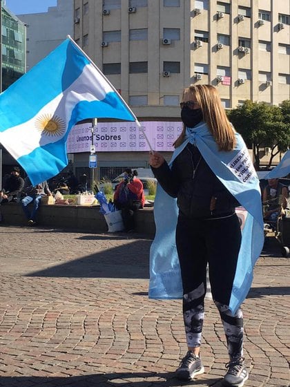 La mayoría de los manifestantes llevaba banderas argentinas