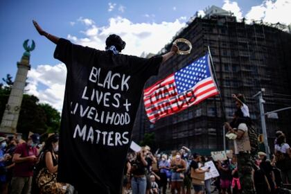 Un manifestante viste una larga camisa con la leyenda "La vida de los negros importa", lema principal de las protestas contra el racismo (REUTERS/Eduardo Munoz)