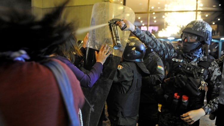 La policía reprimió a los manifestantes frente al hotel donde se realiza el recuento provisorio de votos (JORGE BERNAL / AFP)