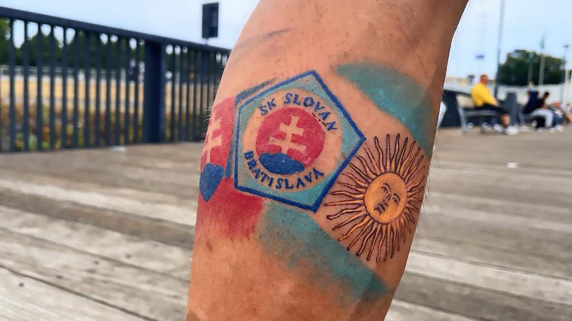 El tatuaje que Antosik lleva en su pierna, con las banderas de los dos países que ama y el escudo de su equipo de fútbol