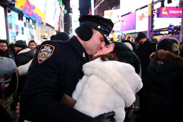 Una pareja se besa en Times Square en Manhattan, Nueva York (REUTERS/Amr Alfiky)