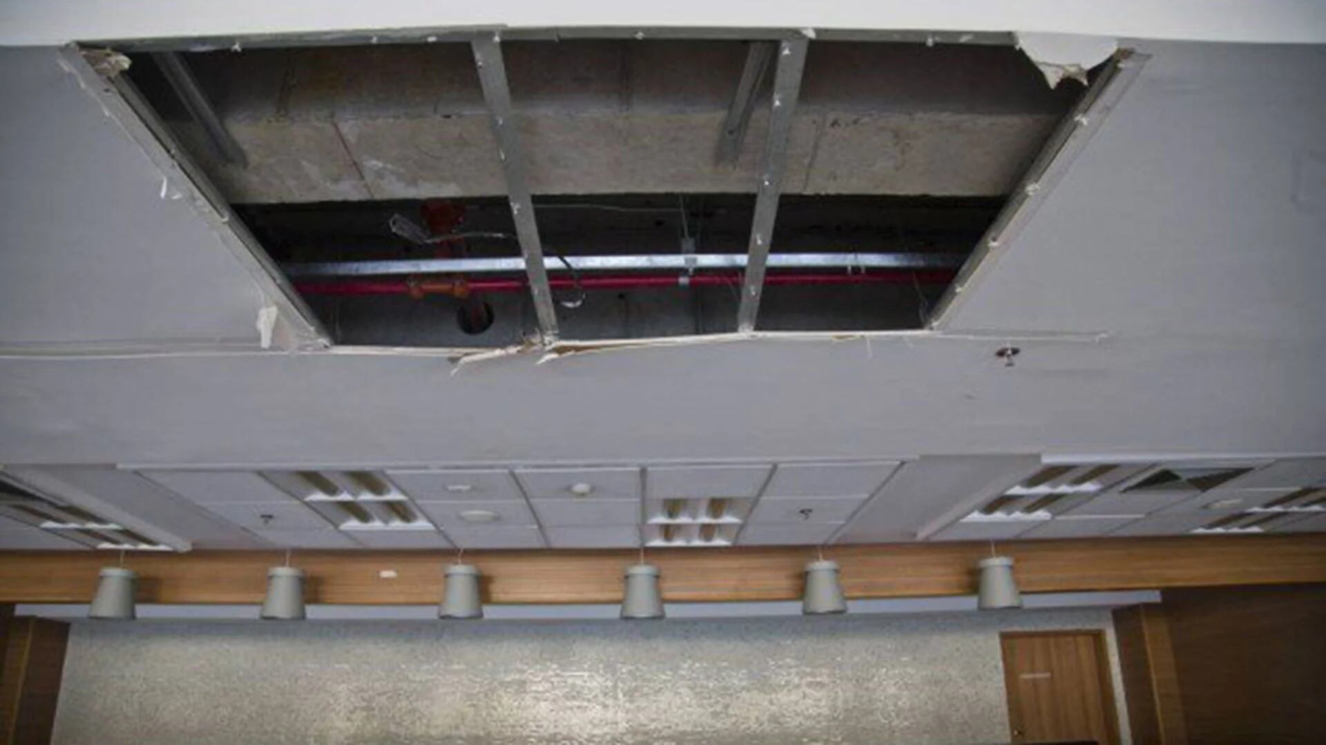 Piezas faltantes en los techos y paredes de las instalaciones del estadio