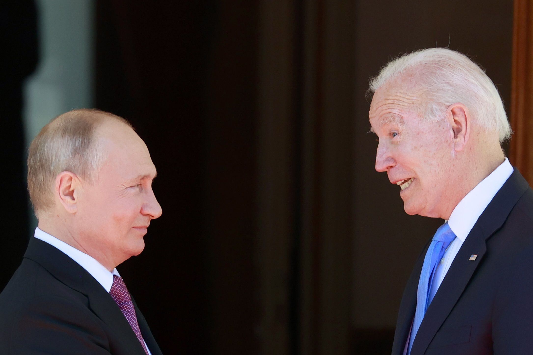 El presidente de Rusia, Vladimir Putin; y su par de Estados Unidos, Joe Biden (EFE/EPA/DENIS BALIBOUSE/ARCHIVO)