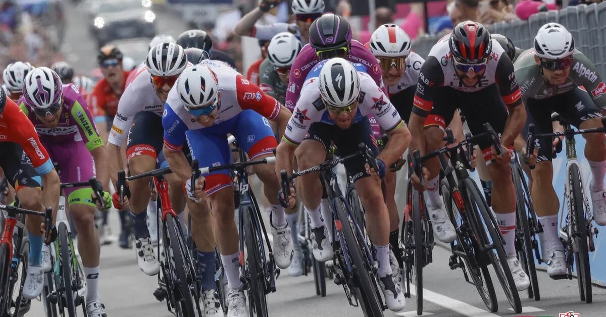 Il giocatore colombiano Fernando Caviar è salito sul podio della terza tappa del Giro d’Italia.