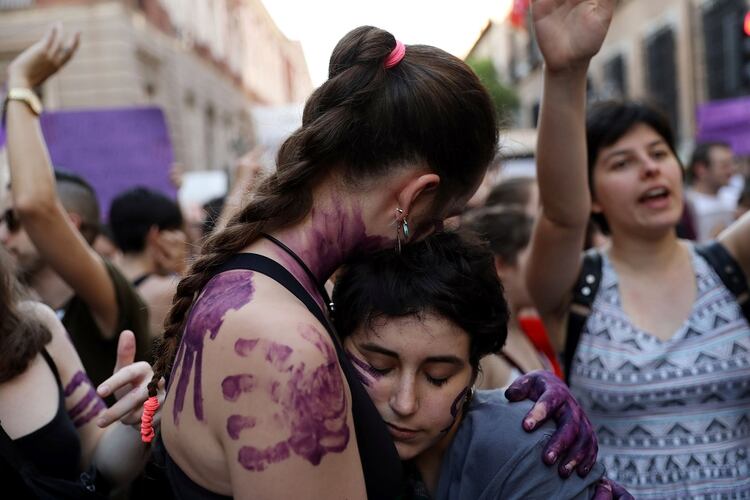Millones de españoles se compadecieron de la víctima y salieron a las calles al grito de “Yo si te creo”, ante la afirmación de la joven que asegura que no consintió los hechos (Foto: Reuters)