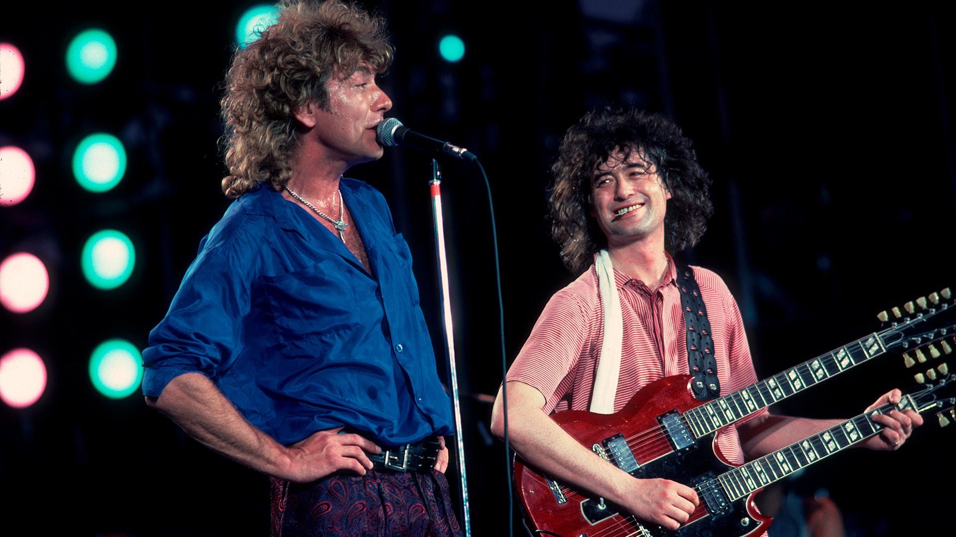 Robert Plant, a la izquierda, y Jimmy Page, a la derecha, de Led Zeppelin actúan en Live Aid en el Veteran's Stadium de Filadelfia, Pensilvania, el 13 de julio de 1985 (Photo by Paul Natkin/Getty Images)