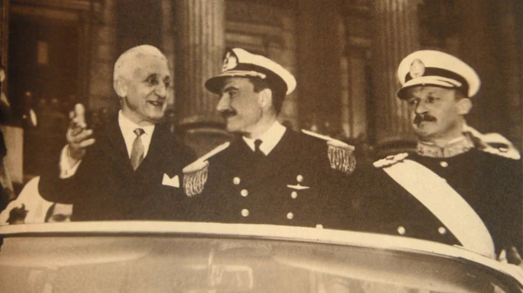 El presidente Arturo Illia y el general Juan Carlos Onganía (der.)