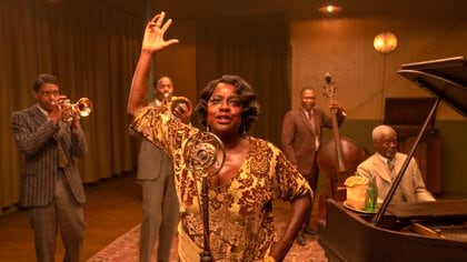 Viola Davis como Ma Rainey, junto a (atrás i-d) Chadwick Boseman como Levee durante una escena de la película "Ma Rainey's Black Bottom". (Foto: EFE/David Lee/Netflix)