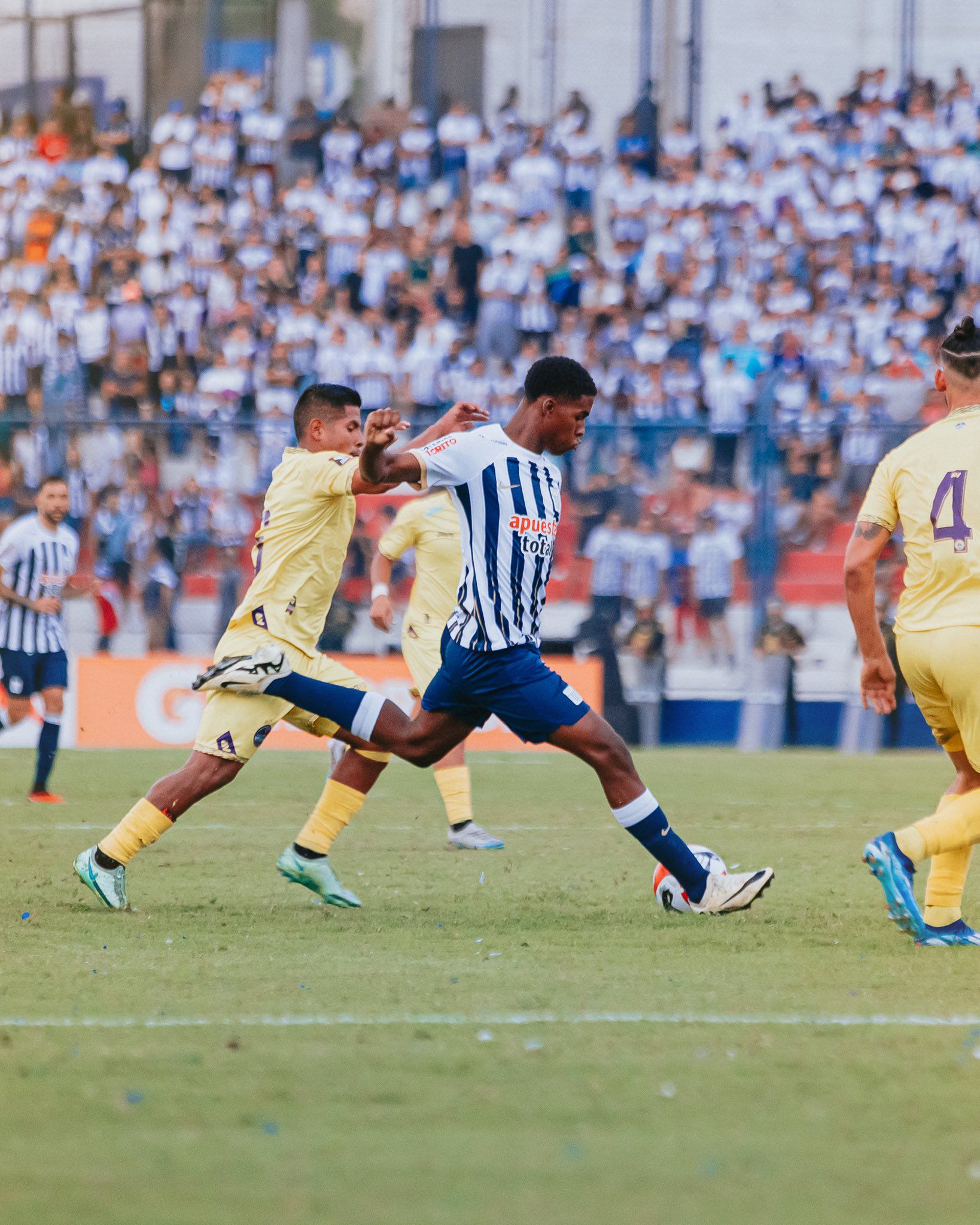 Víctor Guzmán hizo su debut con Alianza Lima ante Comerciantes Unidos.