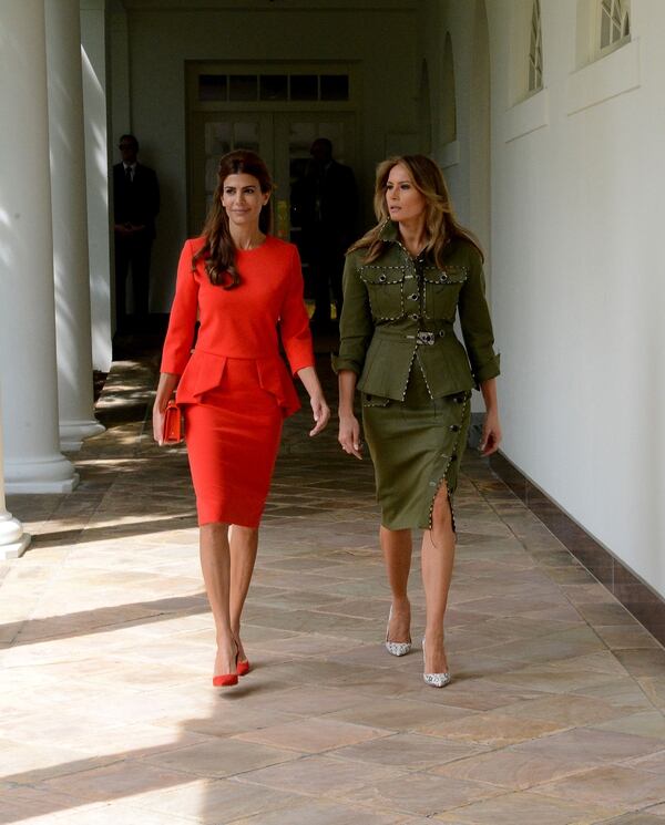 Juliana Awada con su modelo de Ginebra PrivÃ©, junto a Melania Trump durante su visita a la Casa Blanca