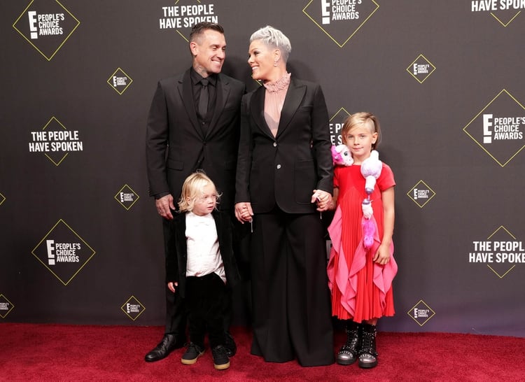 Pink junto a su esposo, Carey Hart, y sus dos hijos (Foto: REUTERS/Monica Almeida)