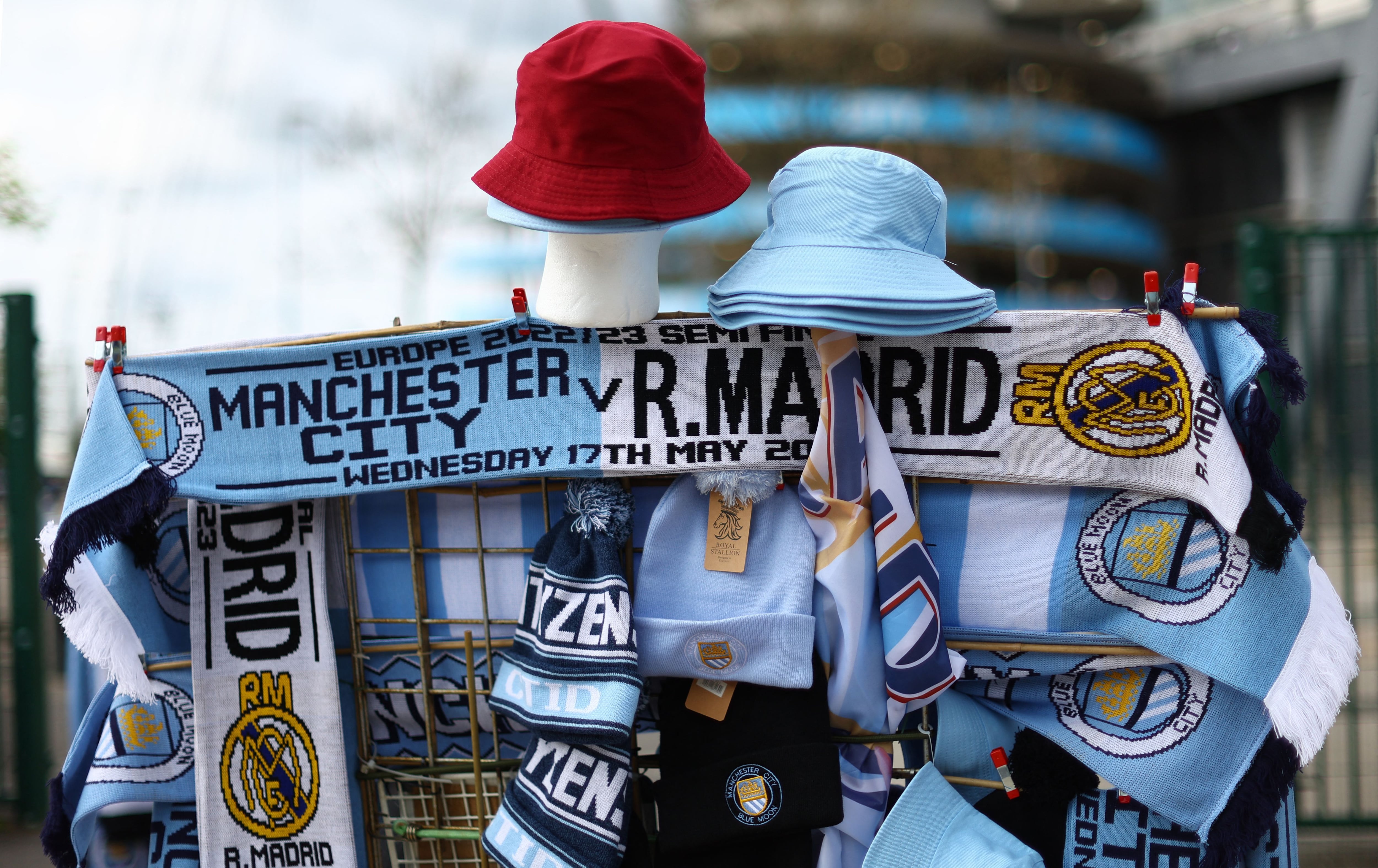 El merchandising está listo en las afueras del Ethiad Stadium (REUTERS/Carl Recine)