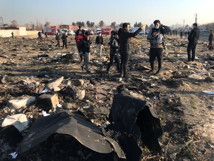 Iraníes revisan los escombros de caída del avión de Ukraine International Airlines en las afueras de Teherán (West Asia News Agency via REUTERS)