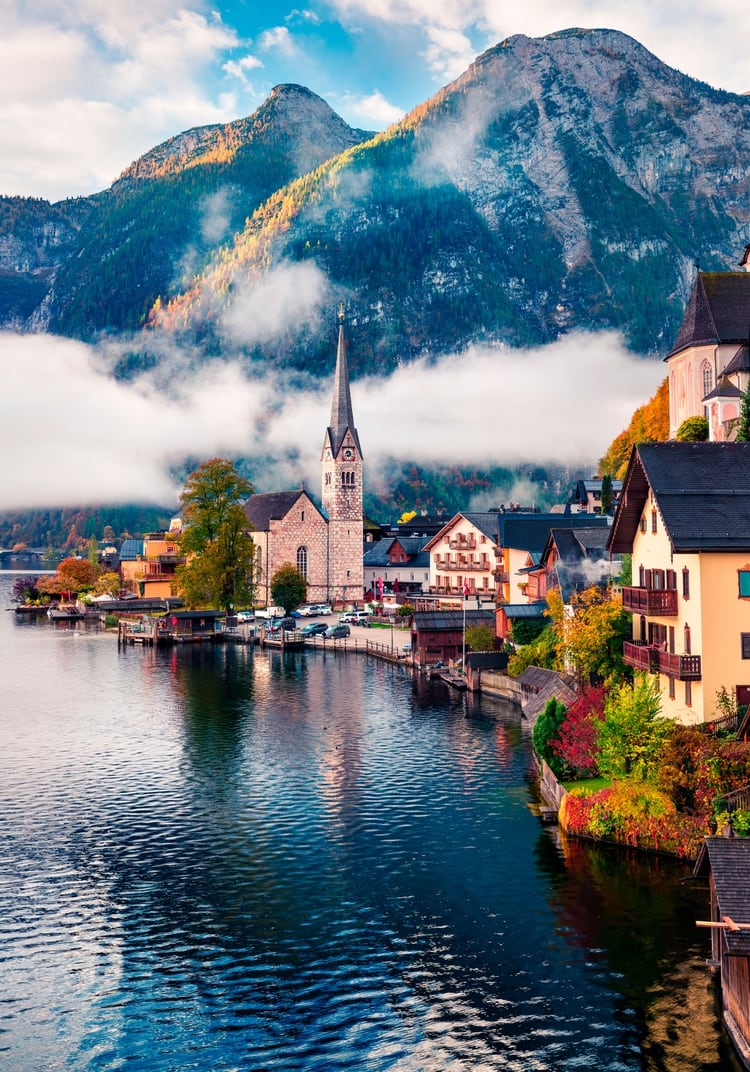 Hallstatt, Austria, está ubicado en una superficie angosta entre el homónimo lago y las montañas Salzkammergut (Shutterstock)
