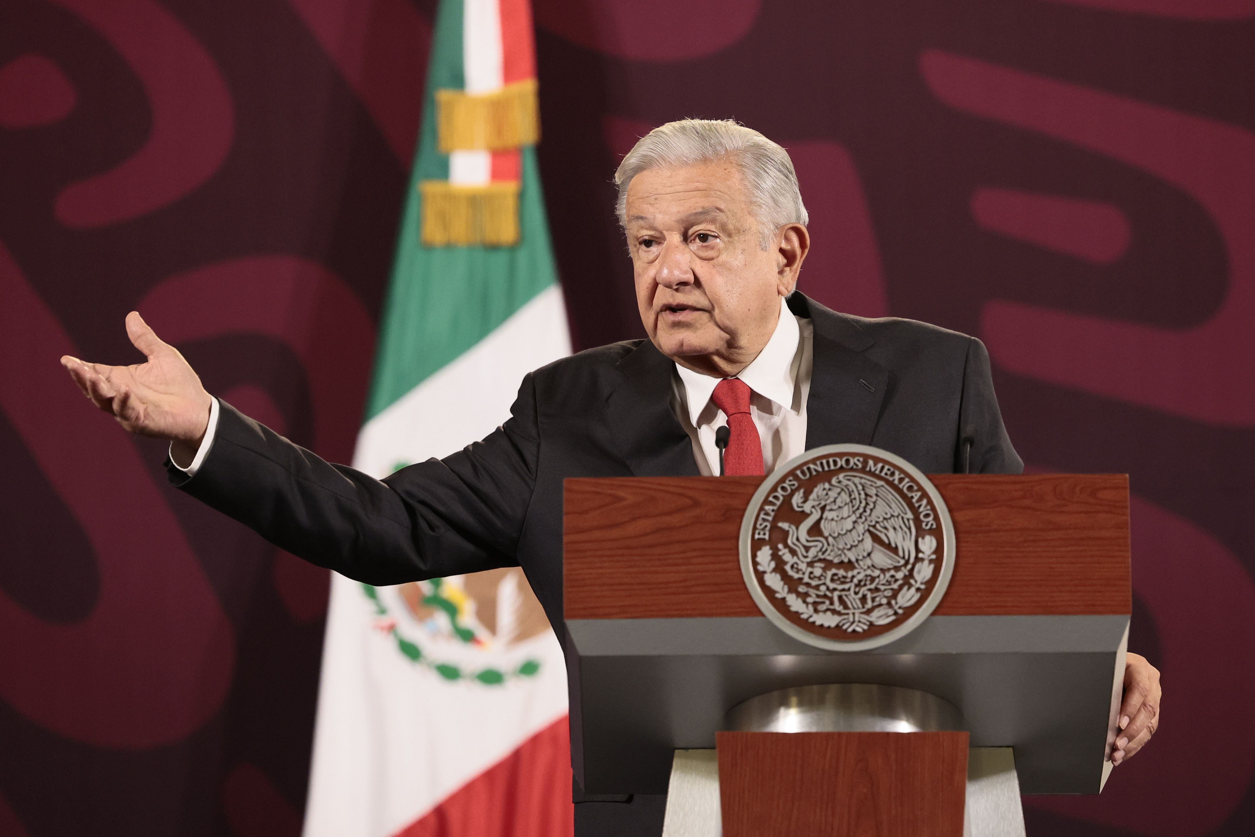 El presidente de México, Andrés Manuel López Obrador, habla durante su conferencia de prensa matutina en el Palacio Nacional de la Ciudad de México (México). EFE/ José Méndez