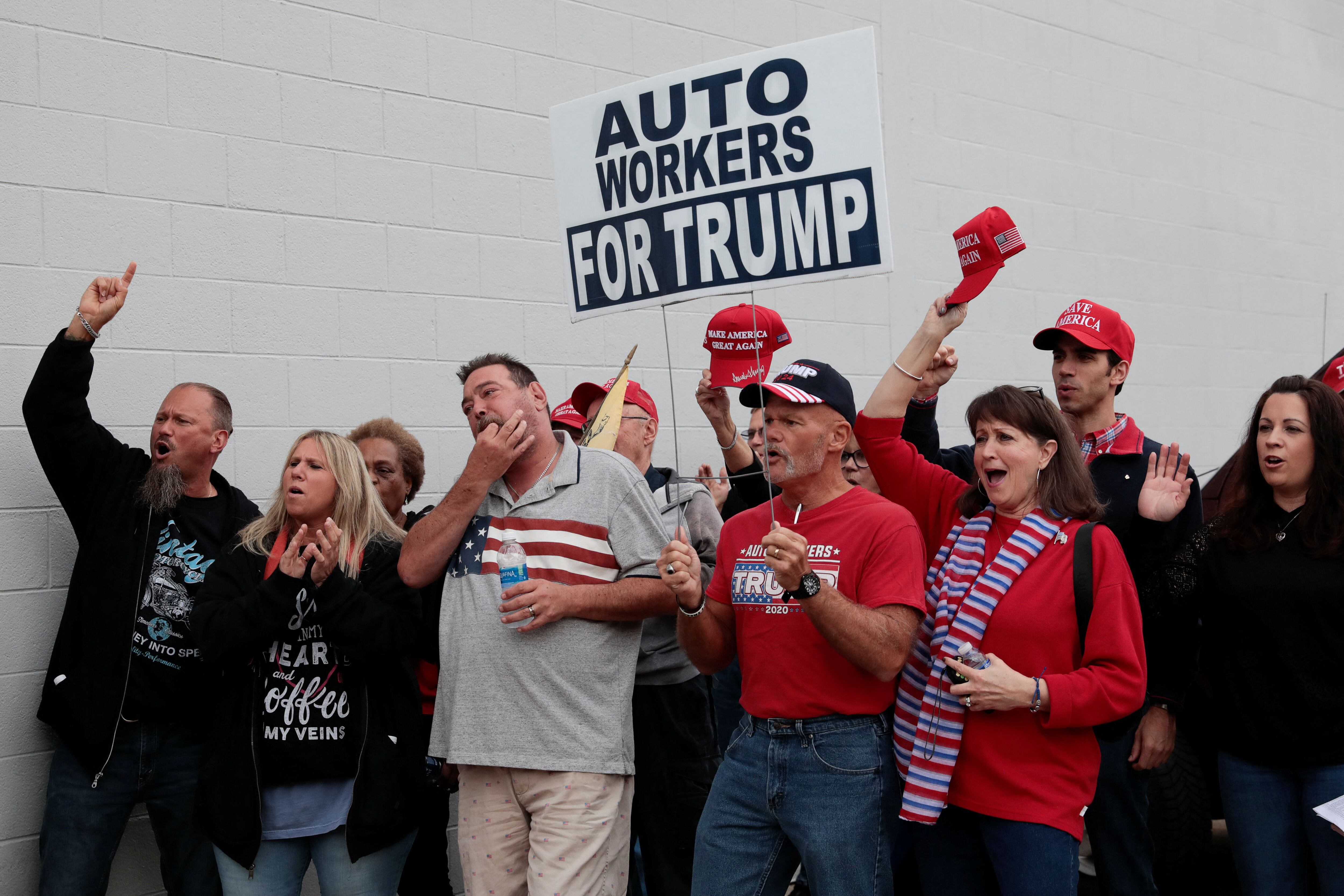 Un hombre sostiene un cartel de apoyo al ex presidente Donald Trump  (REUTERS/Rebecca Cook)