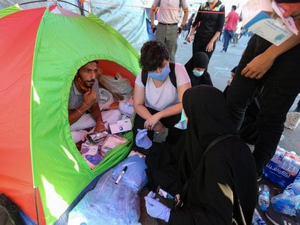 Voluntarios de diferentes organizaciones se presentaron en las zonas más dañadas para poder asistir a los heridos y a aquellos que perdieron sus residencias (REUTERS/Aziz Taher)