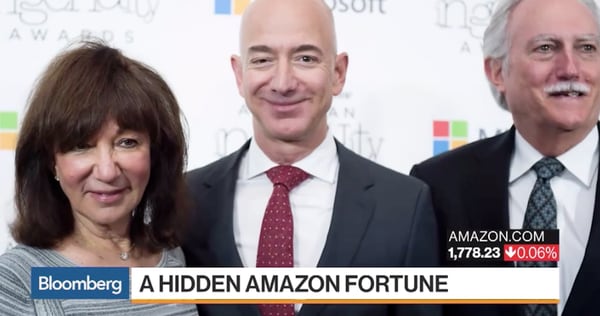Jeff Bezos posa junto a sus padres Jackie y Mike Bezos, que se calcula tienen una fortuna de miles de millones de dólares (Bloomberg)
