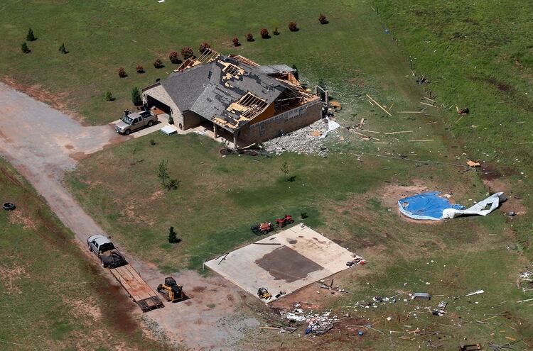 Una casa dañada en un tornado el lunes 20 de mayo de 2019 en Mangum, Oklahoma, es fotografiada desde el aire el martes 21 de mayo (AP)