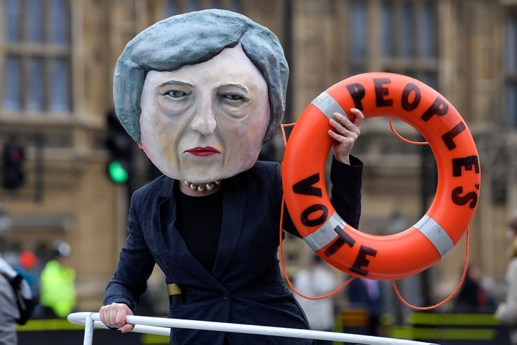 Una activista disfrazada de Theresa May promueve un segundo referéndum de Brexit, frente a las Cámaras del Parlamento en Londres, Gran Bretaña, el 15 de enero de 2019 (Reuters)