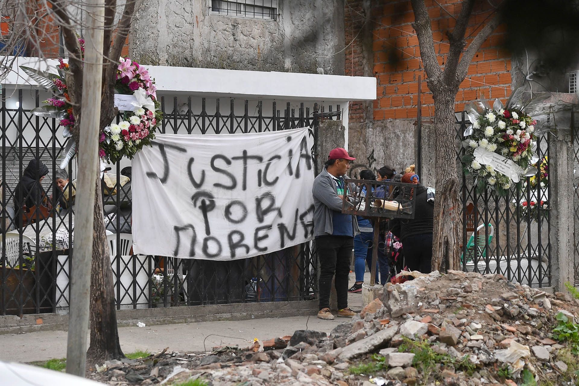 Los vecinos pidieron Justicia por el crimen de Morena y dejaron flores en la casa de la niña (Fotos: Maximiliano Luna)